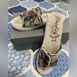 Blowfish Camo size 10 Sandals